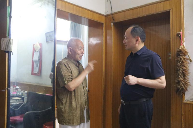 公司黨委書記、董事長周鴻春節(jié)慰問老黨員、軍轉(zhuǎn)干部