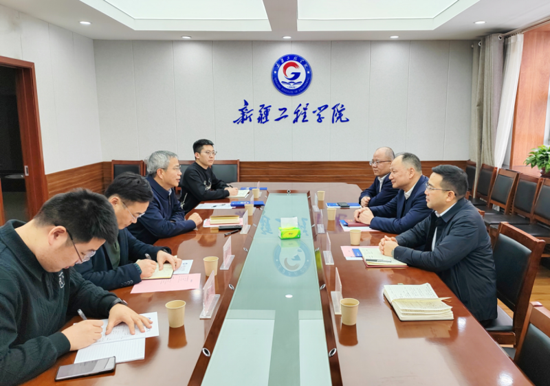 周鴻與新疆工程學院黨委副書記、校長周建平舉行會談