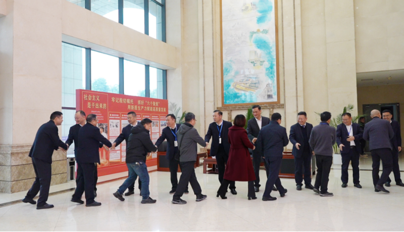 新春首個(gè)工作日  四化建領(lǐng)導(dǎo)班子集體迎接職工返崗